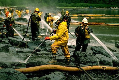 High-Pressure cleaning of shoreline rocks