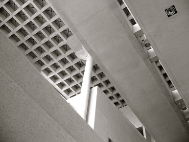 Use of concrete slabs on the roof